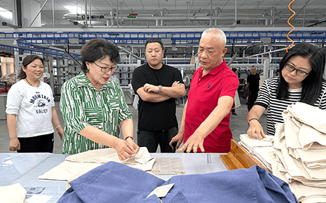劉潭服裝領導層視察車間現場：聚焦成果與展望未來