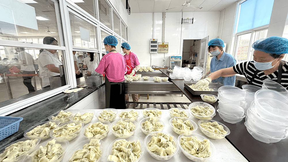 夏至餛飩飄香，劉潭服裝溫情暖人心