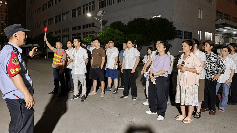 劉潭服裝開展夜間宿舍樓應急逃生演練：筑牢消防安全防線